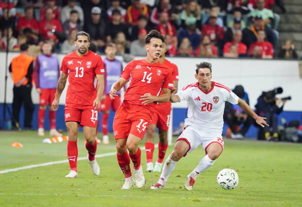 06.10.26 Luzern Schweiz. Thermoplan Arena Fussball Herren Saison 2026-2027 Nations League Schweiz - Nordmazedonien 3-0 .Bild, Ardon Jashari SUI Dimitar Mitrovski NMK Aktion Zweikampf