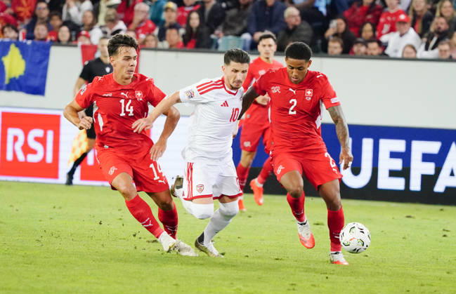06.10.26 Luzern Schweiz. Thermoplan Arena Fussball Herren Saison 2026-2027 Nations League Schweiz - Nordmazedonien 3-0 .Bild, 14 Ardon Jashari und Sascha Britschgi SUI gegen Enis Bardhi NMK SUI Aktion Zweikampf