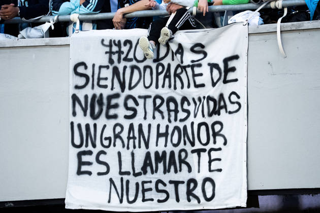 BUENOS AIRES, ARGENTINA - OCTOBER 06: Fans of Argentina hold a flag that reads 7720 dias siendo parte de nuestras vidas. Un gran honor es llamarte nuestro prior the International Friendly, Länderspiel, Nationalmannschaft football match between Argentina and Benin at Estadio Monumental Antonio V. Liberti on October 06, 2026 in Buenos Aires, Argentina. Lionel Messi is making his final appearance for Argentina following his announcement of international retirement. (Photo by Richard Callis Sports Press Photo) Copyright: xRichardxCallis SportsxPressxPhotox Sportspressphoto_SPR247634