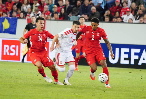 06.10.26 Luzern Schweiz. Thermoplan Arena Fussball Herren Saison 2026-2027 Nations League Schweiz - Nordmazedonien 3-0 .Bild, 14 Ardon Jashari und Sascha Britschgi SUI gegen Enis Bardhi NMK SUI Aktion Zweikampf