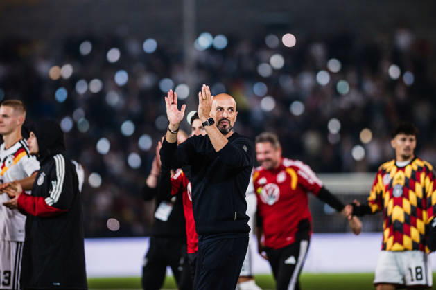 U21, U 21 EM-Qualifikation: Deutschland - Georgien, 06.10.2026 Antonio Di Salvo (Trainer Deutschland U21) klatscht nach Abpfiff; Fußball, EM-Qualifikation U 21, 10. Spieltag: Deutschland vs. Georgien am 06.10.2026, Bielefeld DFB REGULATIONS PROHIBIT ANY USE OF PHOTOGRAPHS AS IMAGE SEQUENCES AND OR QUASI-VIDEO. Copyright: xBEAUTIFULxSPORTS Tonhäuserx