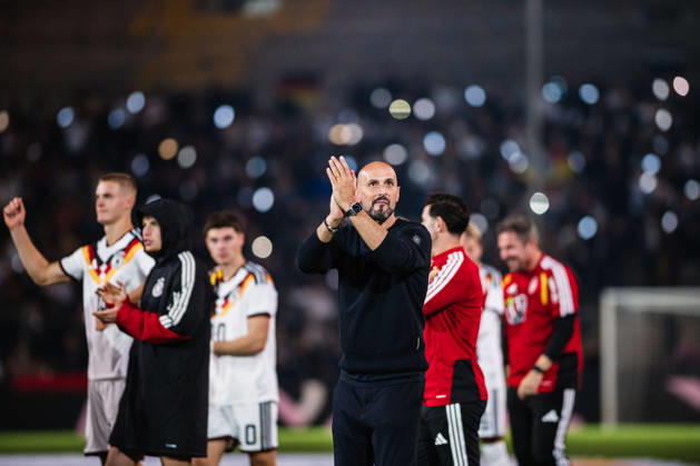 U21, U 21 EM-Qualifikation: Deutschland - Georgien, 06.10.2026 Antonio Di Salvo (Trainer Deutschland U21) klatscht nach Abpfiff; Fußball, EM-Qualifikation U 21, 10. Spieltag: Deutschland vs. Georgien am 06.10.2026, Bielefeld DFB REGULATIONS PROHIBIT ANY USE OF PHOTOGRAPHS AS IMAGE SEQUENCES AND OR QUASI-VIDEO. Copyright: xBEAUTIFULxSPORTS Tonhäuserx