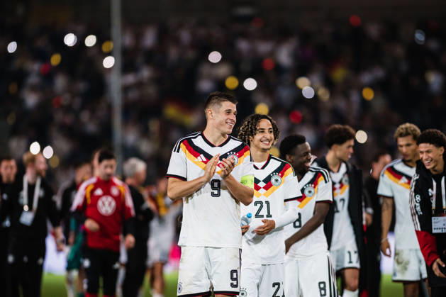 U21, U 21 EM-Qualifikation: Deutschland - Georgien, 06.10.2026 Nicolò Tresoldi (Deutschland, 9) klatscht nach Abpfiff; Fußball, EM-Qualifikation U 21, 10. Spieltag: Deutschland vs. Georgien am 06.10.2026, Bielefeld DFB REGULATIONS PROHIBIT ANY USE OF PHOTOGRAPHS AS IMAGE SEQUENCES AND OR QUASI-VIDEO. Copyright: xBEAUTIFULxSPORTS Tonhäuserx