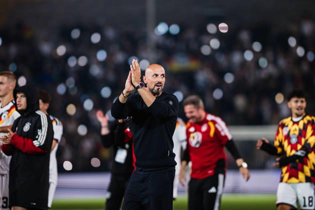 U21, U 21 EM-Qualifikation: Deutschland - Georgien, 06.10.2026 Antonio Di Salvo (Trainer Deutschland U21) klatscht nach Abpfiff; Fußball, EM-Qualifikation U 21, 10. Spieltag: Deutschland vs. Georgien am 06.10.2026, Bielefeld DFB REGULATIONS PROHIBIT ANY USE OF PHOTOGRAPHS AS IMAGE SEQUENCES AND OR QUASI-VIDEO. Copyright: xBEAUTIFULxSPORTS Tonhäuserx