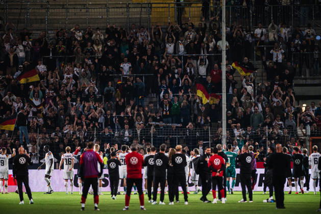 U21, U 21 EM-Qualifikation: Deutschland - Georgien, 06.10.2026 Die Fans bedanken sich bei der Mannschaft; Fußball, EM-Qualifikation U 21, 10. Spieltag: Deutschland vs. Georgien am 06.10.2026, Bielefeld DFB REGULATIONS PROHIBIT ANY USE OF PHOTOGRAPHS AS IMAGE SEQUENCES AND OR QUASI-VIDEO. Copyright: xBEAUTIFULxSPORTS Tonhäuserx