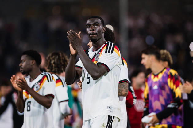 U21, U 21 EM-Qualifikation: Deutschland - Georgien, 06.10.2026 Joshua Quarshie (Deutschland, 5) klatscht nach Abpfiff; Fußball, EM-Qualifikation U 21, 10. Spieltag: Deutschland vs. Georgien am 06.10.2026, Bielefeld DFB REGULATIONS PROHIBIT ANY USE OF PHOTOGRAPHS AS IMAGE SEQUENCES AND OR QUASI-VIDEO. Copyright: xBEAUTIFULxSPORTS Tonhäuserx