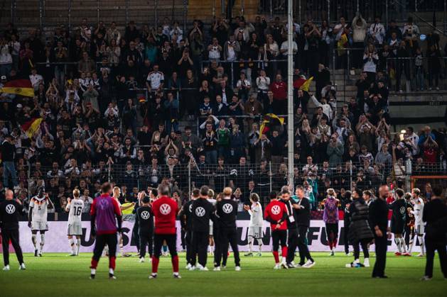 U21, U 21 EM-Qualifikation: Deutschland - Georgien, 06.10.2026 Die Fans bedanken sich bei der Mannschaft; Fußball, EM-Qualifikation U 21, 10. Spieltag: Deutschland vs. Georgien am 06.10.2026, Bielefeld DFB REGULATIONS PROHIBIT ANY USE OF PHOTOGRAPHS AS IMAGE SEQUENCES AND OR QUASI-VIDEO. Copyright: xBEAUTIFULxSPORTS Tonhäuserx