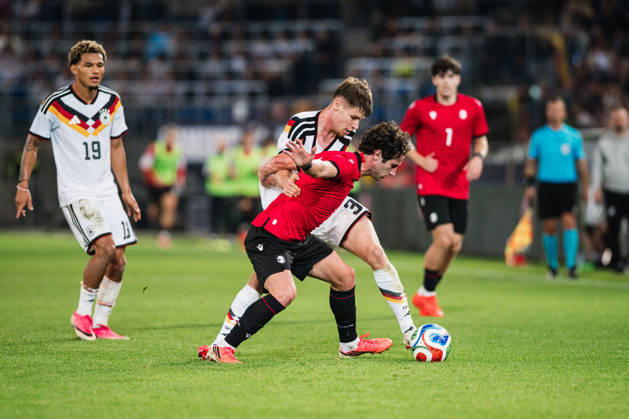 U21, U 21 EM-Qualifikation: Deutschland - Georgien, 06.10.2026 Lukas Ullrich (Deutschland, 3) gegen Dato Bukia (Georgien, 3); Fußball, EM-Qualifikation U 21, 10. Spieltag: Deutschland vs. Georgien am 06.10.2026, Bielefeld DFB REGULATIONS PROHIBIT ANY USE OF PHOTOGRAPHS AS IMAGE SEQUENCES AND OR QUASI-VIDEO. Copyright: xBEAUTIFULxSPORTS Tonhäuserx