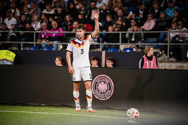 U21, U 21 EM-Qualifikation: Deutschland - Georgien, 06.10.2026 Lukas Ullrich (Deutschland, 3) bei einer Ecke; Fußball, EM-Qualifikation U 21, 10. Spieltag: Deutschland vs. Georgien am 06.10.2026, Bielefeld DFB REGULATIONS PROHIBIT ANY USE OF PHOTOGRAPHS AS IMAGE SEQUENCES AND OR QUASI-VIDEO. Copyright: xBEAUTIFULxSPORTS Tonhäuserx
