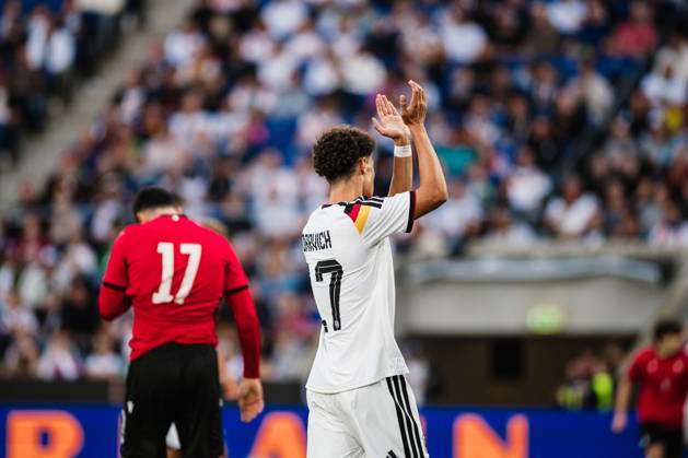 U21, U 21 EM-Qualifikation: Deutschland - Georgien, 06.10.2026 Noah Darvich (Deutschland, 17) klatscht in die Hände, daneben Akaki Giunashvili (Georgien, 17); Fußball, EM-Qualifikation U 21, 10. Spieltag: Deutschland vs. Georgien am 06.10.2026, Bielefeld DFB REGULATIONS PROHIBIT ANY USE OF PHOTOGRAPHS AS IMAGE SEQUENCES AND OR QUASI-VIDEO. Copyright: xBEAUTIFULxSPORTS Tonhäuserx