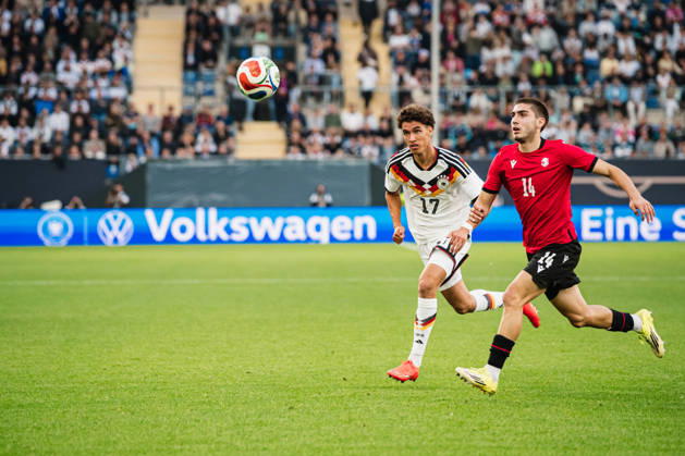 U21, U 21 EM-Qualifikation: Deutschland - Georgien, 06.10.2026 Noah Darvich (Deutschland, 17), Aleko Basiladze (Georgien, 14); Fußball, EM-Qualifikation U 21, 10. Spieltag: Deutschland vs. Georgien am 06.10.2026, Bielefeld DFB REGULATIONS PROHIBIT ANY USE OF PHOTOGRAPHS AS IMAGE SEQUENCES AND OR QUASI-VIDEO. Copyright: xBEAUTIFULxSPORTS Tonhäuserx