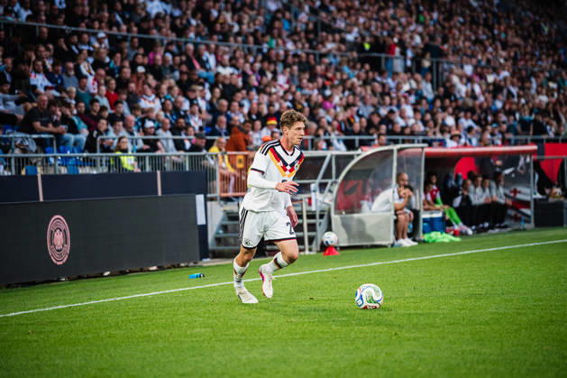 U21, U 21 EM-Qualifikation: Deutschland - Georgien, 06.10.2026 Elias Baum (Deutschland, 2) am Ball; Fußball, EM-Qualifikation U 21, 10. Spieltag: Deutschland vs. Georgien am 06.10.2026, Bielefeld DFB REGULATIONS PROHIBIT ANY USE OF PHOTOGRAPHS AS IMAGE SEQUENCES AND OR QUASI-VIDEO. Copyright: xBEAUTIFULxSPORTS Tonhäuserx