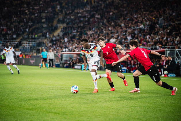 U21, U 21 EM-Qualifikation: Deutschland - Georgien, 06.10.2026 Noel Aseko (Deutschland, 8) gegen Vakhtang Salia (Georgien, 7) und Dato Bukia (Georgien, 3); Fußball, EM-Qualifikation U 21, 10. Spieltag: Deutschland vs. Georgien am 06.10.2026, Bielefeld DFB REGULATIONS PROHIBIT ANY USE OF PHOTOGRAPHS AS IMAGE SEQUENCES AND OR QUASI-VIDEO. Copyright: xBEAUTIFULxSPORTS Tonhäuserx