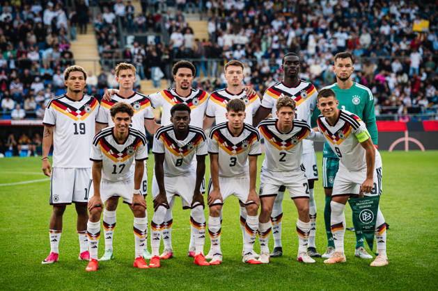 U21, U 21 EM-Qualifikation: Deutschland - Georgien, 06.10.2026 Mannschaftsfoto U21 vor dem Anpfiff, hinten v.l. Paris Brunner (Deutschland, 19), Leandro Morgalla (Deutschland, 6), Nnamdi Collins (Deutschland, 20), Dženan PejÄinović (Deutschland, 11), Joshua Quarshie (Deutschland, 5), Mio Backhaus (Deutschland, 1), vorne v.l. Noah Darvich (Deutschland, 17), Noel Aseko (Deutschland, 8), Lukas Ullrich (Deutschland, 3), Elias Baum (Deutschland, 2), Nicolò Tresoldi (Deutschland, 9); Fußball, EM-Qualifikation U 21, 10. Spieltag: Deutschland vs. Georgien am 06.10.2026, Bielefeld DFB REGULATIONS PROHIBIT ANY USE OF PHOTOGRAPHS AS IMAGE SEQUENCES AND OR QUASI-VIDEO. Copyright: xBEAUTIFULxSPORTS Tonhäuserx