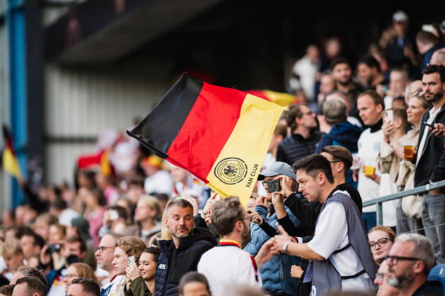 U21, U 21 EM-Qualifikation: Deutschland - Georgien, 06.10.2026 Deutschland Flagge wird im Publikum geschwungen; Fußball, EM-Qualifikation U 21, 10. Spieltag: Deutschland vs. Georgien am 06.10.2026, Bielefeld DFB REGULATIONS PROHIBIT ANY USE OF PHOTOGRAPHS AS IMAGE SEQUENCES AND OR QUASI-VIDEO. Copyright: xBEAUTIFULxSPORTS Tonhäuserx