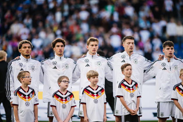 U21, U 21 EM-Qualifikation: Deutschland - Georgien, 06.10.2026 Deutschland bei der Hymne, v.l. Paris Brunner (Deutschland, 19), Noah Darvich (Deutschland, 17), Leandro Morgalla (Deutschland, 6), Dženan PejÄinović (Deutschland, 11), Lukas Ullrich (Deutschland, 3); Fußball, EM-Qualifikation U 21, 10. Spieltag: Deutschland vs. Georgien am 06.10.2026, Bielefeld DFB REGULATIONS PROHIBIT ANY USE OF PHOTOGRAPHS AS IMAGE SEQUENCES AND OR QUASI-VIDEO. Copyright: xBEAUTIFULxSPORTS Tonhäuserx