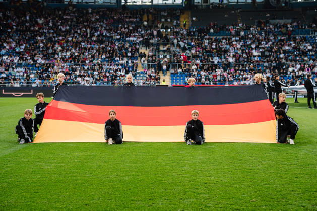 U21, U 21 EM-Qualifikation: Deutschland - Georgien, 06.10.2026 Deutschland Flagge auf dem Boden, von Kindern gehalten; Fußball, EM-Qualifikation U 21, 10. Spieltag: Deutschland vs. Georgien am 06.10.2026, Bielefeld DFB REGULATIONS PROHIBIT ANY USE OF PHOTOGRAPHS AS IMAGE SEQUENCES AND OR QUASI-VIDEO. Copyright: xBEAUTIFULxSPORTS Tonhäuserx