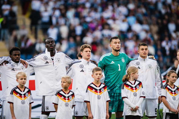 U21, U 21 EM-Qualifikation: Deutschland - Georgien, 06.10.2026 Deutschland bei der Hymne, v.l. Noel Aseko (Deutschland, 8), Joshua Quarshie (Deutschland, 5), Elias Baum (Deutschland, 2), Mio Backhaus (Deutschland, 1), Nicolò Tresoldi (Deutschland, 9); Fußball, EM-Qualifikation U 21, 10. Spieltag: Deutschland vs. Georgien am 06.10.2026, Bielefeld DFB REGULATIONS PROHIBIT ANY USE OF PHOTOGRAPHS AS IMAGE SEQUENCES AND OR QUASI-VIDEO. Copyright: xBEAUTIFULxSPORTS Tonhäuserx