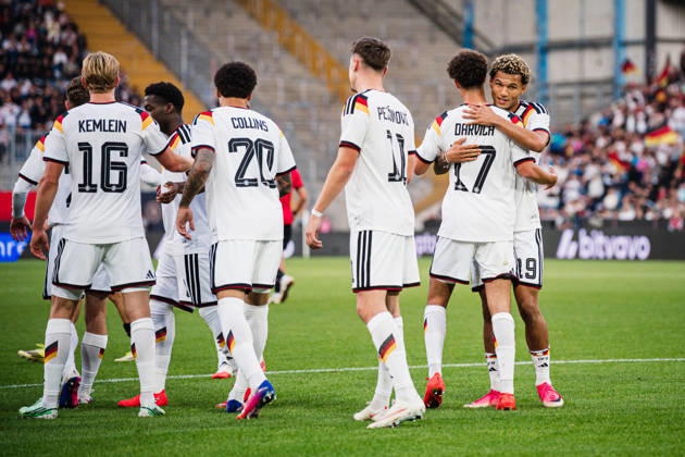 U21, U 21 EM-Qualifikation: Deutschland - Georgien, 06.10.2026 TOR, JUBEL zum 1:0 durch Noah Darvich (Deutschland, 17), hier mit Aljoscha Kemlein (Deutschland, 16), Dženan PejÄinović (Deutschland, 11), Nnamdi Collins (Deutschland, 20), Paris Brunner (Deutschland, 19) umarmt ihn; Fußball, EM-Qualifikation U 21, 10. Spieltag: Deutschland vs. Georgien am 06.10.2026, Bielefeld DFB REGULATIONS PROHIBIT ANY USE OF PHOTOGRAPHS AS IMAGE SEQUENCES AND OR QUASI-VIDEO. Copyright: xBEAUTIFULxSPORTS Tonhäuserx