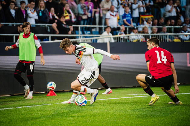 U21, U 21 EM-Qualifikation: Deutschland - Georgien, 06.10.2026 Elias Baum (Deutschland, 2) gegen Aleko Basiladze (Georgien, 14); Fußball, EM-Qualifikation U 21, 10. Spieltag: Deutschland vs. Georgien am 06.10.2026, Bielefeld DFB REGULATIONS PROHIBIT ANY USE OF PHOTOGRAPHS AS IMAGE SEQUENCES AND OR QUASI-VIDEO. Copyright: xBEAUTIFULxSPORTS Tonhäuserx