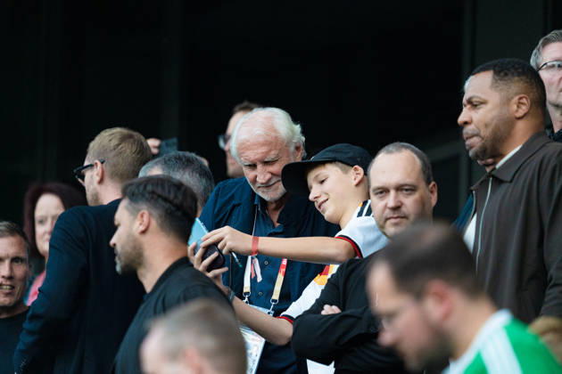 Deutschland: U21, U 21 EM-Qualifikation 2026 2027, Deutschland U21 vs. Georgien U21, Nationalmannschaft, DFB Länderspiel Dienstag 27.03.2026, Schüco Arena, Bielefeld Rudi Völler macht Selfie mit jungem Fan Copyright: xCelinaxLeiersx
