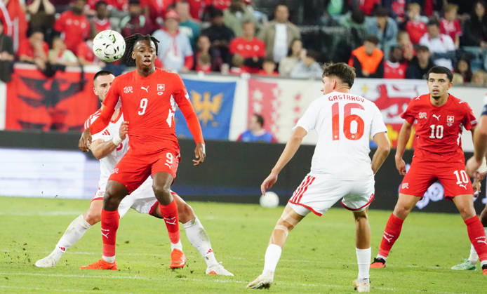 06.10.26 Luzern Schweiz. Thermoplan Arena Fussball Herren Saison 2026-2027 Nations League Schweiz - Nordmazedonien 3-0 .Bild. Johan Manzambi SUI Aktion Zweikampf 