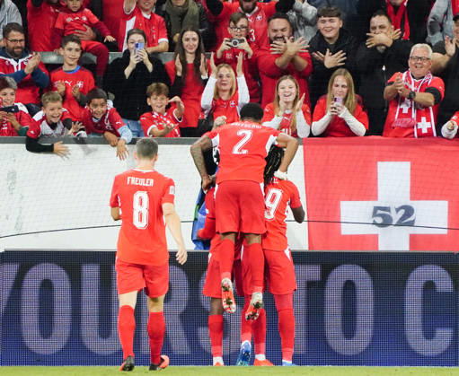 06.10.26 Luzern Schweiz. Thermoplan Arena Fussball Herren Saison 2026-2027 Nations League Schweiz - Nordmazedonien 3-0 .Bild. Torjubel Schweiz SUI Aktion Oben Zuschauer mit Doppeladler Jubel