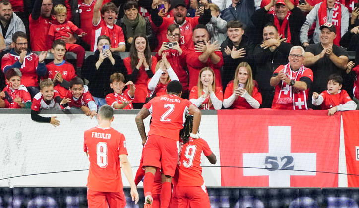 06.10.26 Luzern Schweiz. Thermoplan Arena Fussball Herren Saison 2026-2027 Nations League Schweiz - Nordmazedonien 3-0 .Bild. Torjubel Schweiz SUI Aktion Oben Zuschauer mit Doppeladler Jubel