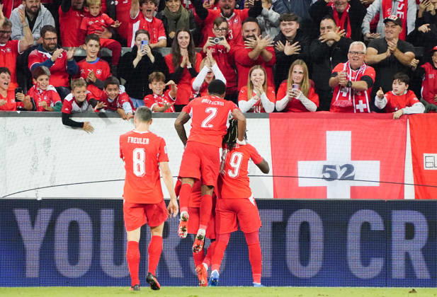 06.10.26 Luzern Schweiz. Thermoplan Arena Fussball Herren Saison 2026-2027 Nations League Schweiz - Nordmazedonien 3-0 .Bild. Torjubel Schweiz SUI Aktion Oben Zuschauer mit Doppeladler Jubel