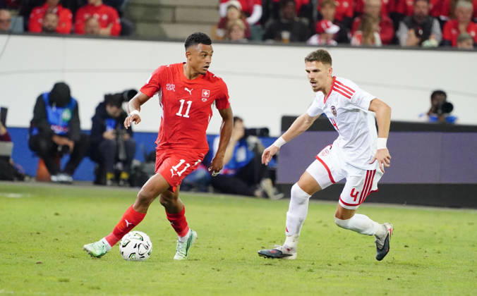 06.10.26 Luzern Schweiz. Thermoplan Arena Fussball Herren Saison 2026-2027 Nations League Schweiz - Nordmazedonien 3-0 .Bild. Dan Ndoye SUI gegen Andrei Stojchevski NMK Aktion Zweikampf