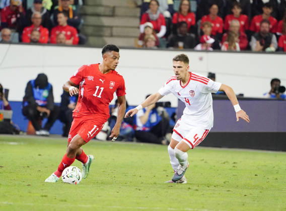 06.10.26 Luzern Schweiz. Thermoplan Arena Fussball Herren Saison 2026-2027 Nations League Schweiz - Nordmazedonien 3-0 .Bild. Dan Ndoye SUI gegen Andrei Stojchevski NMK Aktion Zweikampf