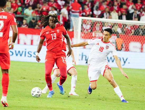 06.10.26 Luzern Schweiz. Thermoplan Arena Fussball Herren Saison 2026-2027 Nations League Schweiz - Nordmazedonien 3-0 .Bild. Winsley Boteli 19 SUI gegen Enis Bardhi NMK Aktion Zweikampf