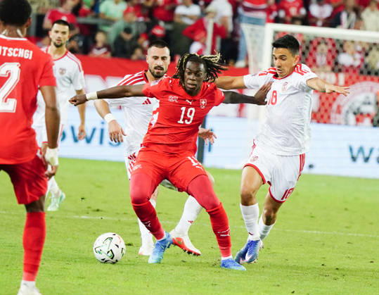 06.10.26 Luzern Schweiz. Thermoplan Arena Fussball Herren Saison 2026-2027 Nations League Schweiz - Nordmazedonien 3-0 .Bild. Winsley Boteli 19 SUI gegen Tihomir Kostadinov NMK Aktion Zweikampf