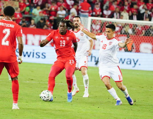 06.10.26 Luzern Schweiz. Thermoplan Arena Fussball Herren Saison 2026-2027 Nations League Schweiz - Nordmazedonien 3-0 .Bild. Winsley Boteli 19 SUI gegen Tihomir Kostadinov NMK Aktion Zweikampf