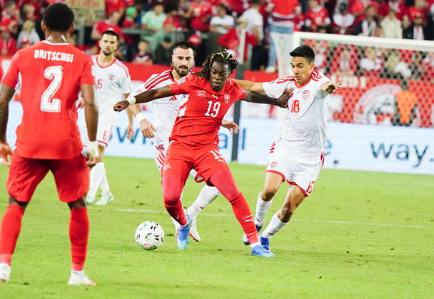 06.10.26 Luzern Schweiz. Thermoplan Arena Fussball Herren Saison 2026-2027 Nations League Schweiz - Nordmazedonien 3-0 .Bild. Winsley Boteli 19 SUI gegen Tihomir Kostadinov NMK Aktion Zweikampf