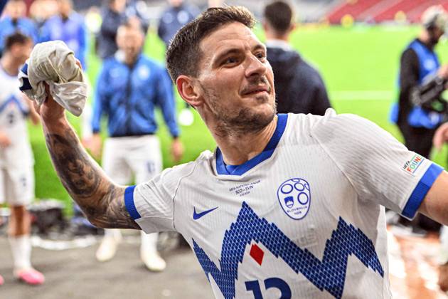 Scotland v Slovenia UEFA Nations League Erik Janza of Slovenia celebrates his sides win as he throws a shirt into the crowd during the UEFA Nations League match at Barclays Hampden, Glasgow 06 10 2026 UK Newspapers OUT Copyright: xJamiexJohnstonx FIL-24032-0162