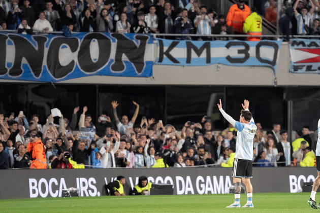 Lionel Messi of Argentina applauds the fans during warm-ups before the International Friendly, Länderspiel, Nationalmannschaft between Argentina and Benin, at the Estadio Monumental Antonio V. Liberti, on October 6, 2026, in Buenos Aires, Argentina. This will be Lionel Messi s last match for Argentina, following his retirement announcement from the national team, Nationalteam Richard Callis Fotoarena (Richard Callis SPP) Copyright: xRichardxCallisx xSPPx spp-en-RiCa-3026041