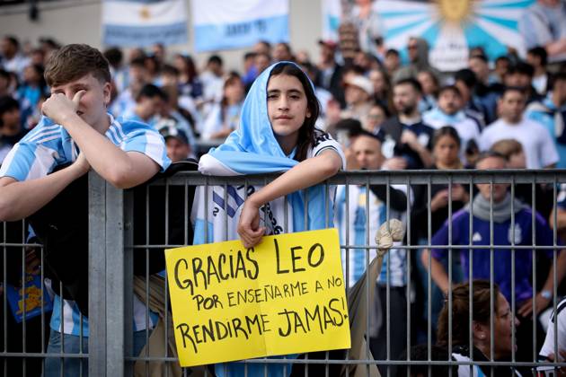October 6, 2026, Buenos Aires, Buenos Aires, Argentina: Argentina fan show a poster with the legend Ã¢â‚¬oeThank you, Leo, for teaching me to never give upÃ¢â‚¬Â prior to the match between Argentina and Benin International Friendly, Länderspiel, Nationalmannschaft match, The last match of Messi with Argentina national team, Nationalteam Buenos Aires Argentina - ZUMAs197 20261006_aaa_s197_136 Copyright: xRobertoxxTuerox