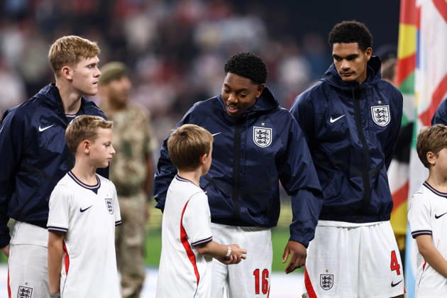 England v Czech Republic 06 October 2026, London - UEFA Nations League - England v Czech Republic - Myles Lewis-Skelly of England chats with a child mascot - Photo: Jacques Feeney Offside. London UK Copyright: xJacquesxFeeneyx xOffsidexOffside