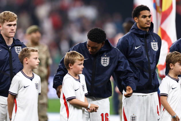 England v Czech Republic 06 October 2026, London - UEFA Nations League - England v Czech Republic - Myles Lewis-Skelly of England chats with a child mascot - Photo: Jacques Feeney Offside. London UK Copyright: xJacquesxFeeneyx xOffsidexOffside