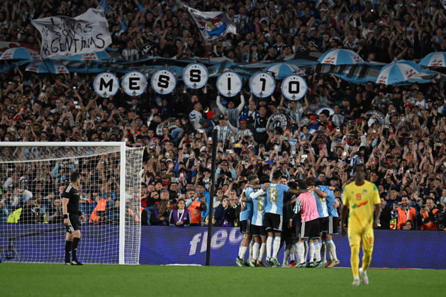 Lionel Messi farewell match BUENOS AIRES, ARGENTINA - OCTOBER 6: Lionel Messi of Argentina and his teammates celebrate after scoring his third goal during his farewell match with the national team, Nationalteam at the International Friendly, Länderspiel, Nationalmannschaft match between Argentina Vs Benin at Monumental Stadium on October 6, 2026 in Buenos Aires, Argentina. Buenos Aires Estadio Monumental Antonio Liberti Buenos Aires Argentina Copyright: xIMAGOx xPhotoCero5x xLucianoxBisbalx