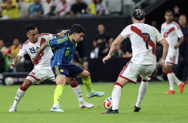 International soccer friendly - Colombia vs. Peru Colombia midfielder Gustavo Puerta (C) in action against Peru midfielder Yoshimar Yotun (L) and Peru forward Adrian Ugarriza (R) during the international soccer friendly between Colombia and Peru at Nu Stadium in Miami, Florida, USA, 06 October 2026. MIAMI FLORIDA United States Copyright: xCRISTOBALxHERRERA-ULASHKEVICHx