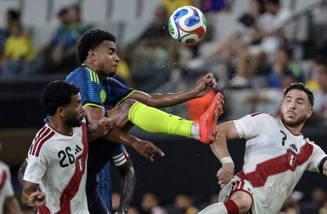 International soccer friendly - Colombia vs. Peru Colombia midfielder Jhon Solis (2-L) in action against Peru midfielder Piero Magallanes (L) and Peru forward Adrian Ugarriza (R) during the international soccer friendly between Colombia and Peru at Nu Stadium in Miami, Florida, USA, 06 October 2026. MIAMI FLORIDA United States Copyright: xCRISTOBALxHERRERA-ULASHKEVICHx