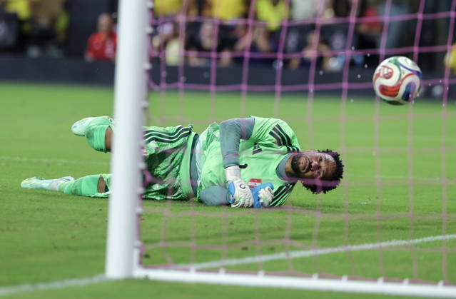 International soccer friendly - Colombia vs. Peru Peru goalkeeper Pedro Gallese in action during the international soccer friendly between Colombia and Peru at Nu Stadium in Miami, Florida, USA, 06 October 2026. MIAMI FLORIDA United States Copyright: xCRISTOBALxHERRERA-ULASHKEVICHx