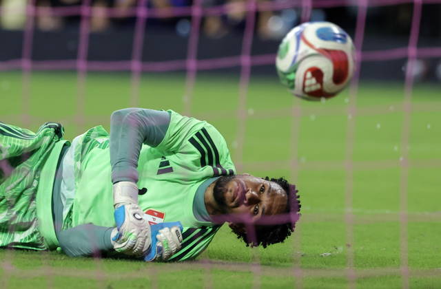 International soccer friendly - Colombia vs. Peru Peru goalkeeper Pedro Gallese in action during the international soccer friendly between Colombia and Peru at Nu Stadium in Miami, Florida, USA, 06 October 2026. MIAMI FLORIDA United States Copyright: xCRISTOBALxHERRERA-ULASHKEVICHx