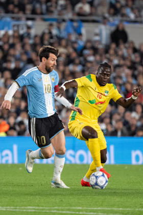 BUENOS AIRES, ARGENTINA - OCTOBER 06: Lionel Messi of Argentina (L) runs with the ball under pressure from Junior Olaitan of Benin (R) during the International Friendly, Länderspiel, Nationalmannschaft football match between Argentina and Benin at Estadio Monumental Antonio V. Liberti on October 06, 2026 in Buenos Aires, Argentina. (Photo by Richard Callis Sports Press Photo) Copyright: xRichardxCallis SportsxPressxPhotox Sportspressphoto_SPR247870
