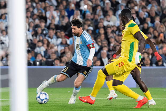 BUENOS AIRES, ARGENTINA - OCTOBER 06: Lionel Messi of Argentina (L) controls the ball under pressure from Mohamed Tijani of Benin (R) during the International Friendly, Länderspiel, Nationalmannschaft football match between Argentina and Benin at Estadio Monumental Antonio V. Liberti on October 06, 2026 in Buenos Aires, Argentina. (Photo by Richard Callis Sports Press Photo) Copyright: xRichardxCallis SportsxPressxPhotox Sportspressphoto_SPR247881