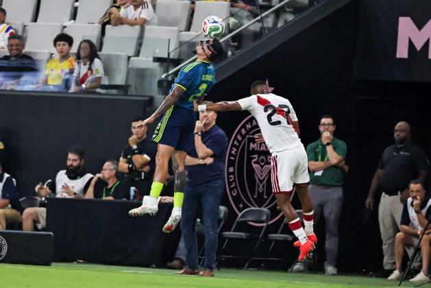 MIAMI, FL - OCTOBER 06: Daniel Munoz 2 of Colombia and Jhonny Vidales 27 of Peru battle for a ball during an International Friendly, Länderspiel, Nationalmannschaft soccer match between Colombia and Peru at NU Stadium on October 06, 2026 in Miami, Florida.(Photo by Chris Arjoon Icon Sportswire) SOCCER: OCT 06 Colombia vs Peru EDITORIAL USE ONLY Icon2610060000002
