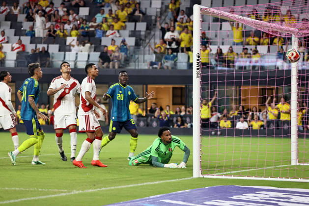 MIAMI, FL - OCTOBER 06: Pedro Gallese 1 of Peru attempts to save a shot on goal as Kevin Viveros 20 of Colombia looks on during an International Friendly, Länderspiel, Nationalmannschaft soccer match between Colombia and Peru at NU Stadium on October 06, 2026 in Miami, Florida.(Photo by Chris Arjoon Icon Sportswire) SOCCER: OCT 06 Colombia vs Peru EDITORIAL USE ONLY Icon2610060000019