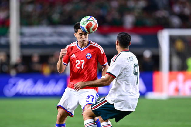 Futbol, Mexico vs Chile Partido amistoso en EEUU 2026. El jugador de Chile Jonathan Vilagra, izquierda, disputa el balon con German Berterame de Mexico, durante el partido amistoso frente a Mexico, disputado en el estadio Los Angeles Memorial Coliseum en California, EEUU. 06 10 2026 Julio Diaz Photosport Football, Mexico vs Chile Friendly match in EEUU, 2026. Chilean player Jonathan Vilagra, left, vies for the ball with German Berterame of Mexico, during a friendly match played at the Los Angeles Memorial Coliseum in California, EEUU. 06 10 2026 Julio Diaz Photosport Mexico vs Chile, amistoso en EEUU, 2026